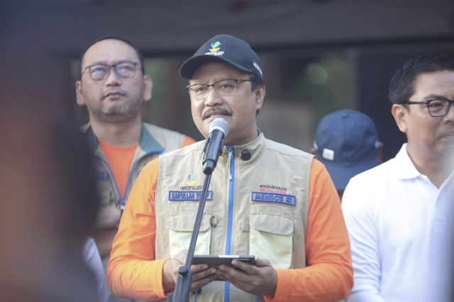 Menteri Sosial Gus Ipul menghadiri kerja bakti di Sungai Suwung Tahura Mangrove Ngurah Rai, Selasa (25/2/2025). Foto: Dok. Kemensos