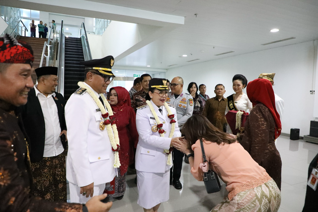 Wali Kota Semarang Agustina Wilujeng (keempat dari kiri) dan Wakil Wali Kota Semarang Iswar Aminuddin pada pelantikan kepala daerah di Istana Kepresidenan Jakarta, Kamis (20/2). Foto: Dok. Istimewa