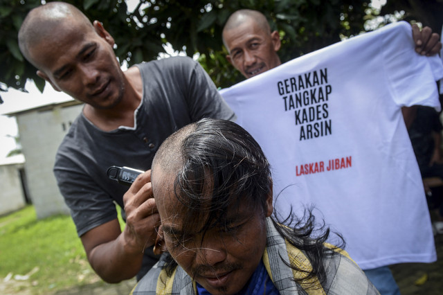 Warga melakukan aksi cukur gundul di Desa Kohod, Kabupaten Tangerang, Banten, Selasa (25/2/2025). Foto: Putra M. Akbar/ANTARA FOTO 