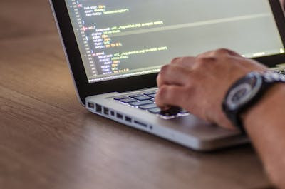 Laptop adalah perangkat yang penting bagi seorang programmer. Foto: Pexels.com