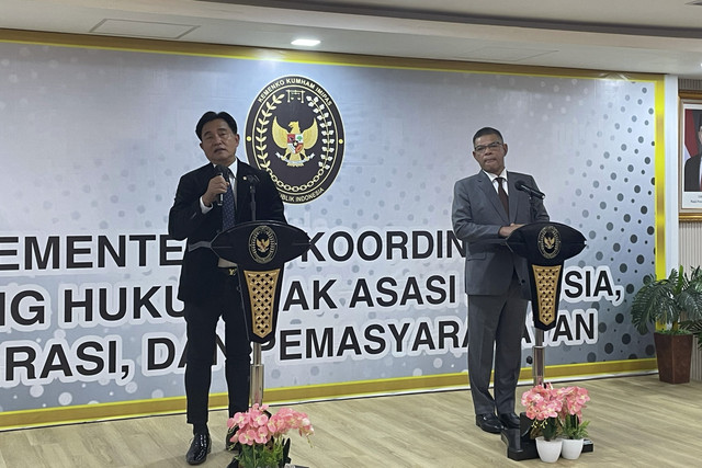 Menko Kumham Imipas Yusril Ihza Mahendra (kiri) dan Menteri Dalam Negeri Malaysia Datuk Seri Saifuddin bin Ismail (kanan), dalam konferensi pers di Kantor Kemenko Kumham Imipas, Jakarta, Selasa (25/2/2025). Foto: Fadhil Pramudya/kumparan