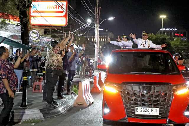 Wali Kota dan Wakil Wali Kota Semarang periode 2025-2030, Agustina Wilujeng Pramestuti-Iswar Aminuddin disambut warga saat tiba di Balai Kota Semarang, Kamis (20/2). Foto: Dok. Istimewa