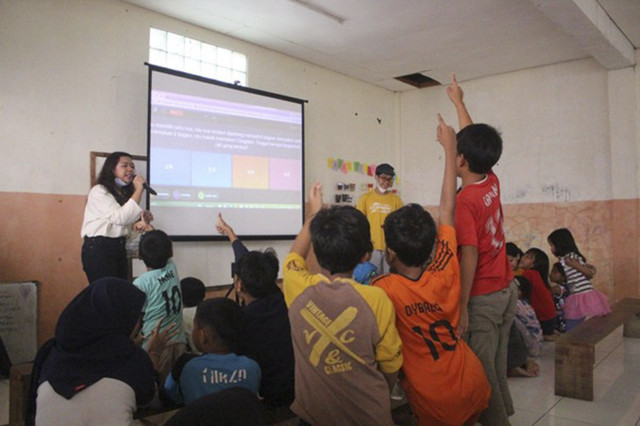 Gita dan inisiatifnya dalam Youth Leadership Academy Plan Indonesia. Foto: Dok. Plan International Indonesia.