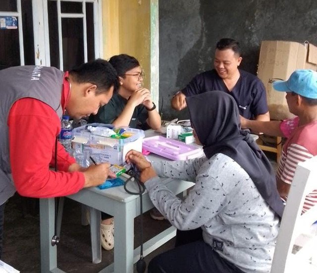 Bantuan layanan kesehatan gratis yang dilakukan dinas kesehatan Kota Bandar Lampung, untuk warga terdampak banjir | Foto : Ist