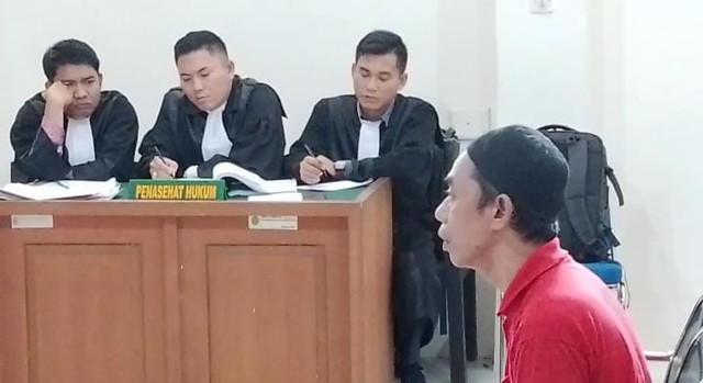 Chairil Ubaidi warga Palembang, terdakwa kasus penyelundupan narkotika jenis sabu seberat 9 kilogram saat menjalani sidang di PN Palembang. Foto : Istimewa