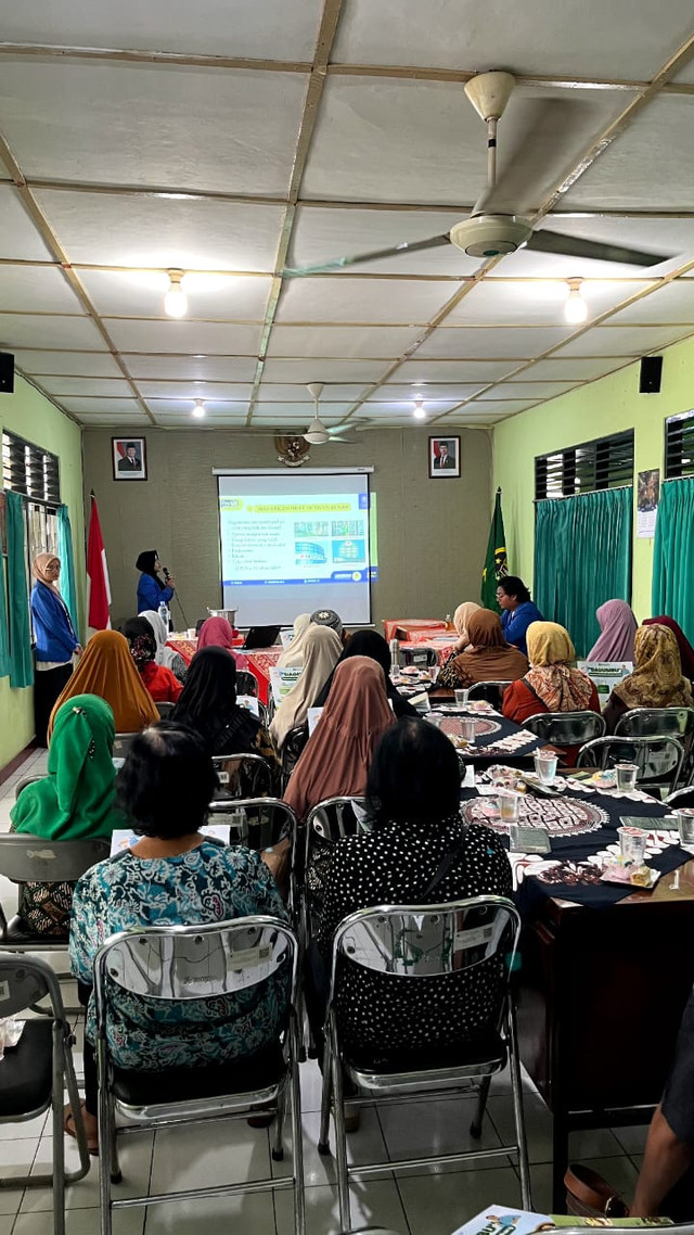 Foto presentasi mahasiswa KKN UII, mahasiswa di depan kader lansia Gedongkiwo.