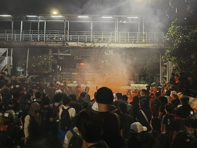 Aksi #IndonesiaGelap di kawasan Patung Kuda Monas, Jakarta pada Jumat (21/02). Sumber foto: dokumentasi pribadi