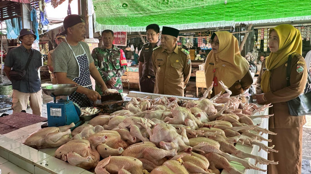 Wabup Mempawah berdialog dengan pedagang. Foto: M. Zain/Hi!Pontianak