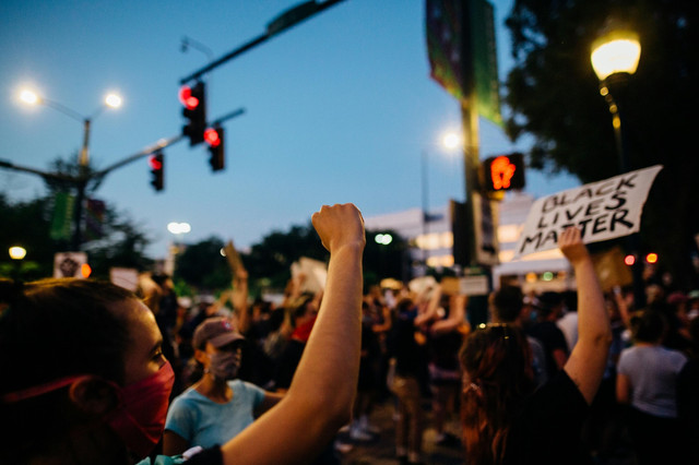 Sumber: https://www.pexels.com/photo/people-protesting-on-street-4552840/ (Foto: Kelly)