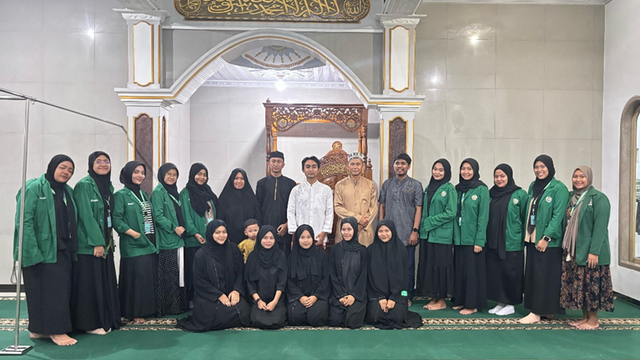 Foto Bersama Di Masjid Sunan Giri, Sumber Foto : Penulis