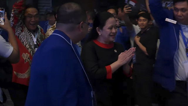 Puan Maharani bersama Bambang Pacul tiba di Penutupan Kongres VI Partai Demokrat 2025 di Ballroom The Ritz-Carlton Jakarta Pacific Place, Selasa (25/2/2025). Foto: YouTube/ Partai Demokrat 