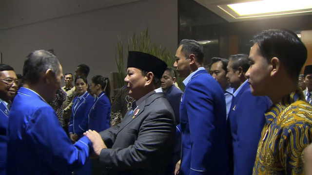 Presiden RI Prabowo Subianto tiba di Penutupan Kongres VI Partai Demokrat 2025 di Ballroom The Ritz-Carlton Jakarta Pacific Place, Selasa (25/2/2025). Foto: YouTube/ Partai Demokrat 