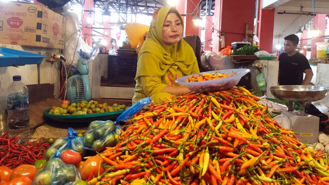 Pedagang cabai rawit merah di Pasar Bersehati Manado.