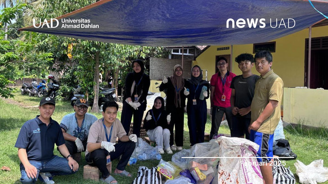 Mahasiswa KKN Universitas Ahmad Dahlan (UAD) Programkan Pengelolaan Sampah (Foto. KKN UAD)