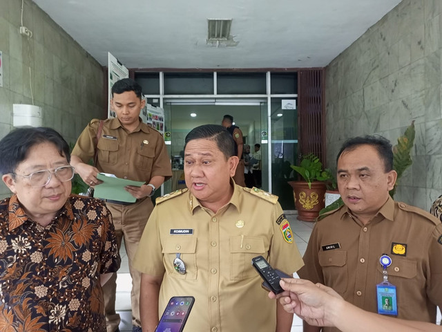 Kepala Dinas Kehutanan Sumsel Koimuddin bersama Peneliti Senior ICRAF Indonesia, Suyanto dan UPTD KPH Lalan Mendis. Foto : Istimewa