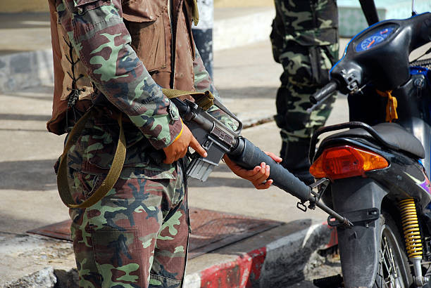 Seorang tentara Thailand memegang senapan otomatisnya saat berpatroli di kota Pattani, di Thailand selatan. Foto: iStock/ Joel Carillet