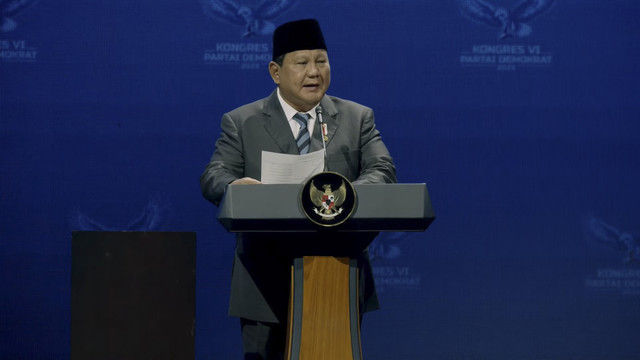 Presiden RI Prabowo Subianto memberikan sambutan pada penutupan Kongres VI Partai Demokrat 2025 di Ballroom The Ritz-Carlton Jakarta Pacific Place, Selasa (25/2/2025). Foto: YouTube/ Partai Demokrat 