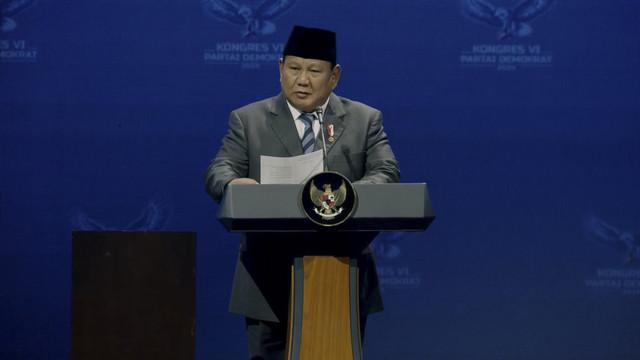 Presiden RI Prabowo Subianto memberikan sambutan pada penutupan Kongres VI Partai Demokrat 2025 di Ballroom The Ritz-Carlton Jakarta Pacific Place, Selasa (25/2/2025). Foto: YouTube/ Partai Demokrat 