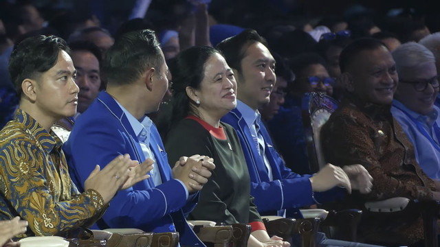 Puan Maharani saat di sambut oleh Presiden RI Prabowo Subianto saat memberikan sambutan pada penutupan Kongres VI Partai Demokrat 2025 di Ballroom The Ritz-Carlton Jakarta Pacific Place, Selasa (25/2/2025). Foto: YouTube/ Partai Demokrat 