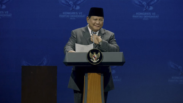 Presiden RI Prabowo Subianto memberikan sambutan pada penutupan Kongres VI Partai Demokrat 2025 di Ballroom The Ritz-Carlton Jakarta Pacific Place, Selasa (25/2/2025). Foto: YouTube/ Partai Demokrat 