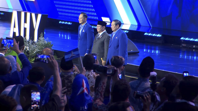 Ketum Partai Demokrat, Agus Harimurti Yudhoyono, Presiden RI Prabowo Subianto, dan Susolo Bambang Yudhoyono berfoto saat penutupan Kongres VI Partai Demokrat 2025 di Ballroom The Ritz-Carlton Jakarta Pacific Place, Selasa (25/2/2025). Foto: YouTube/ Partai Demokrat 