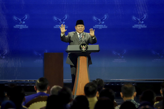 Presiden RI Prabowo Subianto memberikan sambutan pada penutupan Kongres VI Partai Demokrat 2025 di Ballroom The Ritz-Carlton Jakarta Pacific Place, Selasa (25/2/2025). Foto: Jamal Ramadhan/kumparan