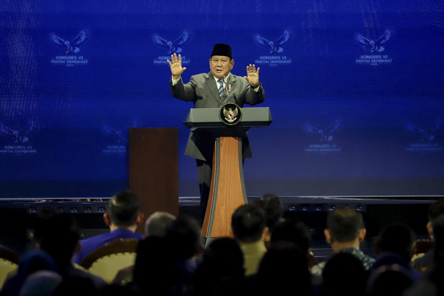 Presiden RI Prabowo Subianto memberikan sambutan pada penutupan Kongres VI Partai Demokrat 2025 di Ballroom The Ritz-Carlton Jakarta Pacific Place, Selasa (25/2/2025). Foto: Jamal Ramadhan/kumparan