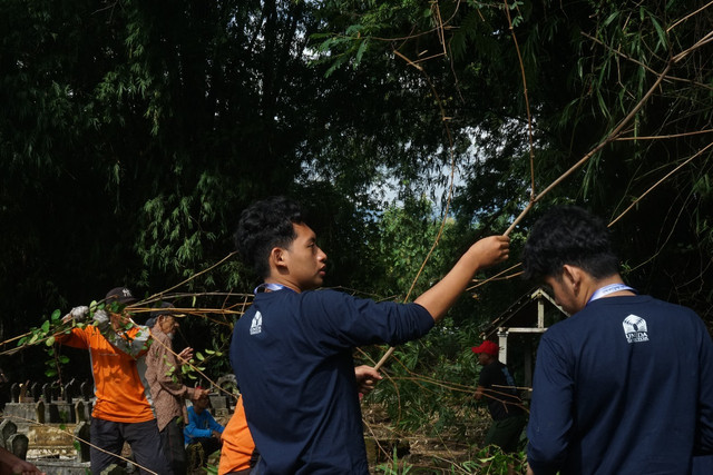 Mahasiswa sedang membantu warga saat kerja bakti (Sumber: Dokumentasi KKNT 36 UNIDA Gontor)