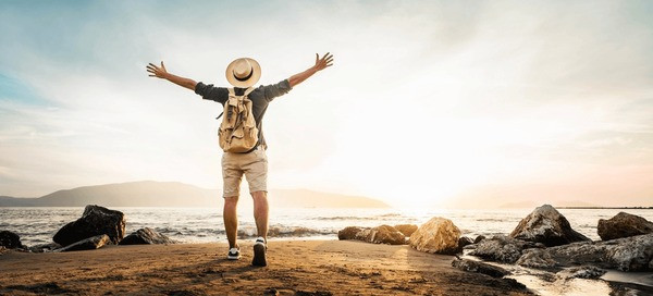 Sumber: https://www.shutterstock.com/image-photo/happy-man-backpack-standing-arms-beach-2532922347