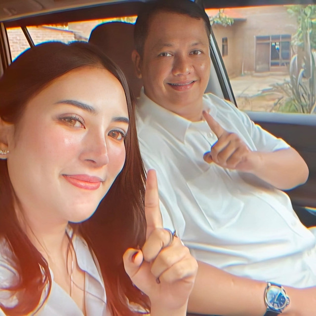 Calon Bupati Pesawaran yang di diskualifikasi oleh MK, Aries Sandi Darma Putra bersama istrinya drg. Elin Septiani | Foto : Tiktok drg. Elin Aries Sandi