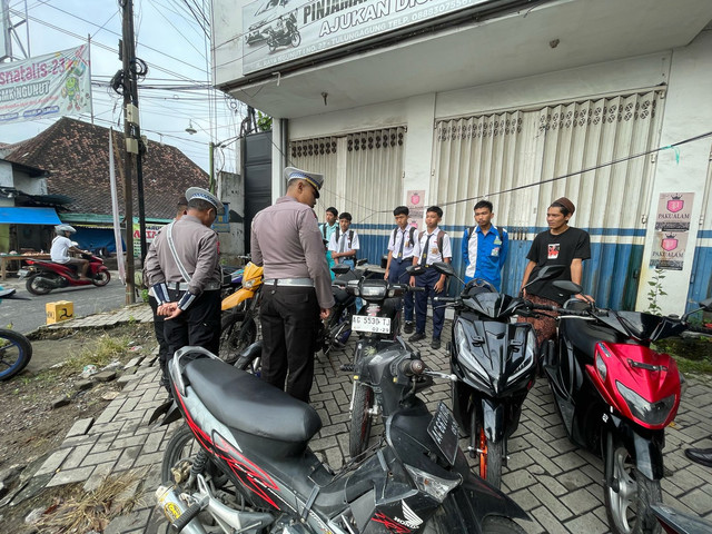 Polsek Ngunut Lakukan Razia Knalpot Brong Kepada Pelajar SMP, SMA dan SMK