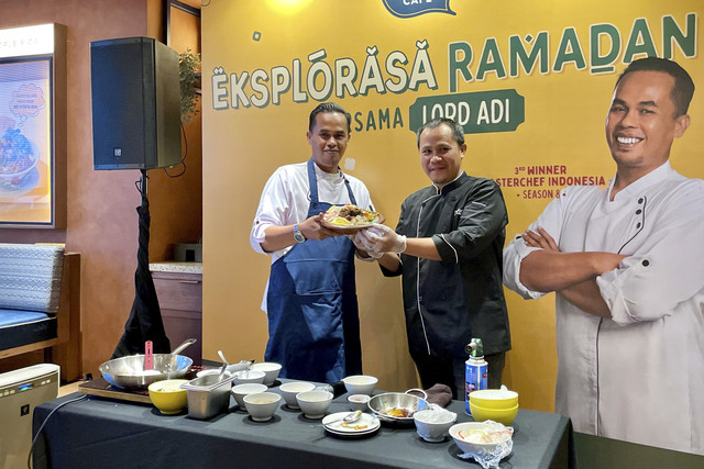 Chef Lord Adi membuat Nasi Goreng Rendang Iga di The People's Grand Indonesia, Selasa (26/2/2025). Foto: Salsha Okta Fairuz/kumparan