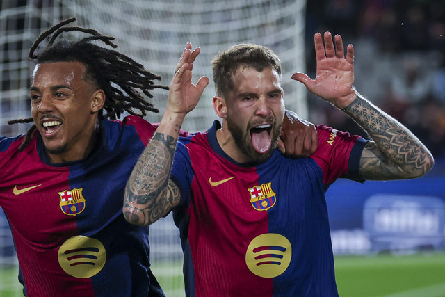 Pemain Barcelona Inigo Martinez berselebrasi bersama rekannya Jules Kounde usai mencetak gol ke gawang Atletico Madrid pada pertandingan Copa del Rey di Estadi Olimpic Lluis Companys, Barcelona, Spanyol, Selasa (25/2/2025). Foto: MANAURE QUINTERO/AFP