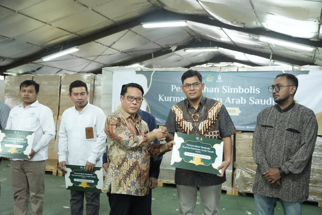 Dokumentasi penyerahan simbolis kurma kepada mitra. Foto: Dok. Kemenag RI/Pandangan Jogja