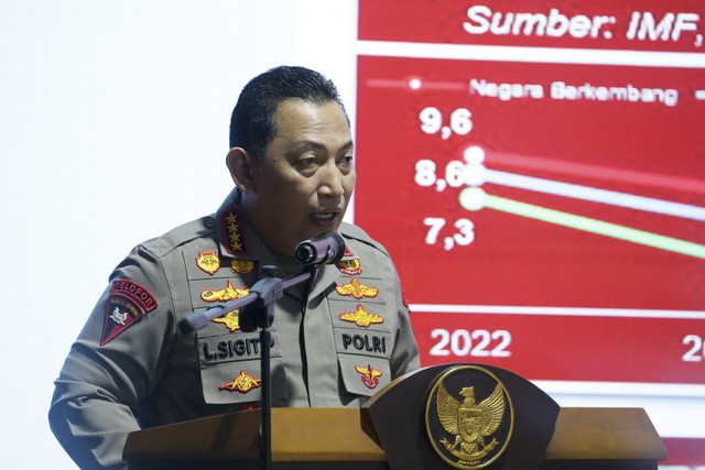 Kapolri Listyo Sigit Prabowo menyampaikan paparan saat retret kepala daerah di Akademi Militer, Magelang, Jawa Tengah, Selasa (25/2/2025). Foto: Aditya Aji/AFP