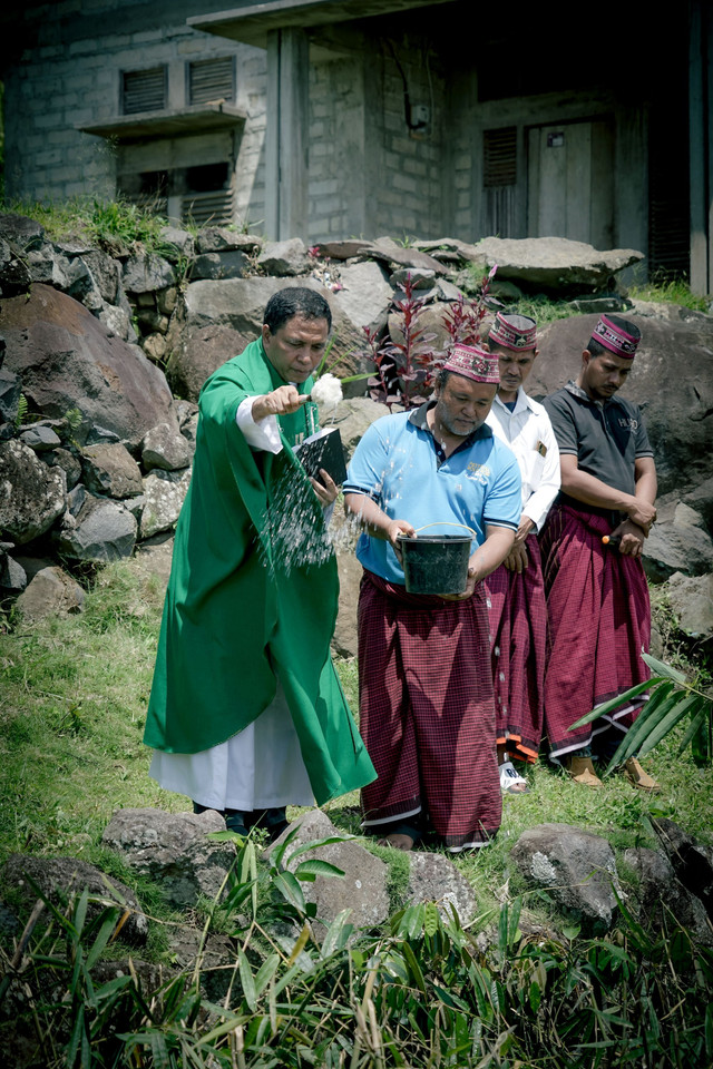 Dua tokoh agama Katolik RD.  Jossy Erot, Ketua PSE Keuskupan Ruteng dan RD. Stefanus Sawu, Romo Paroki Narang, Satarmese Barat memberkati  bibit bambu dan  buah-buahan  yang tertata rapi, siap ditanam. foto oleh Yayasan KEHATI