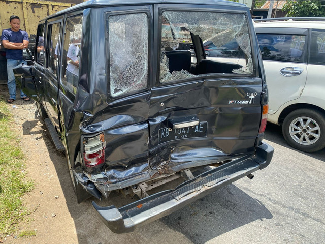 Bagian belakang Toyota Kijang rusak berat usai alami kecelakaan beruntun di Jalan Adisucipto Pontianak. Foto: Dok. Istimewa