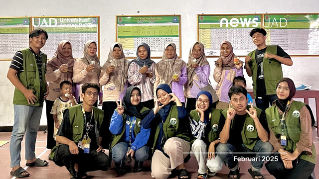 KKN Universitas Ahmad Dahlan (UAD) dan PKK Desa Giritengah Buat Lilin dari Limbah Minyak Jelantah (Foto. KKN UAD)