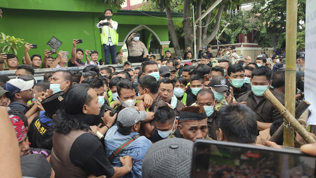 Bentrok antara warga RT 1 dan RT 2 dengan aparat dari kepolisian hingga satpol PP di Jalan Satria I, Kecamatan Grogol Petamburan, Jakarta Barat. Foto: Rachmadi Rasyad/kumparan