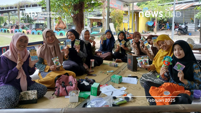 Tim Dosen dan Mahasiswa Universitas Ahmad Dahlan (UAD) lakukan pengabdian di Potorono, Bantul, Yogyakarta (Foto. Ulin)