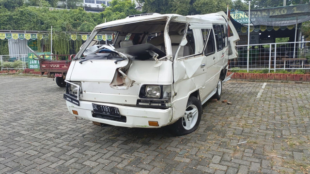 Kondisi mobil pengangkut anak TK usai ditabrak truk di Silayur Semarang.  Foto: Dok. Istimewa