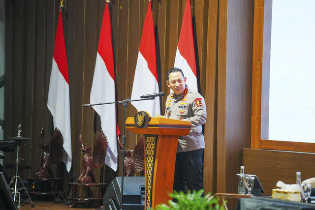 Kapolri Jenderal Listyo Sigit Prabowo menjadi narasumber dalam retreat kepala daerah hari kelima di Lembah Tidar, Akademi Militer (Akmil), Magelang, Jawa Tengah, Selasa (25/2/2025). Foto: Dok. Polri