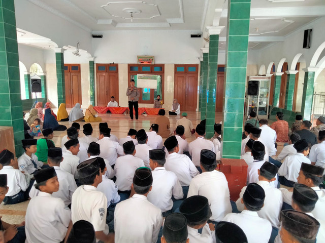 Jelang Puasa, Polsek Sumbergempol Lakukan Pembinaan Pada Pelajar MTs Darul Falah