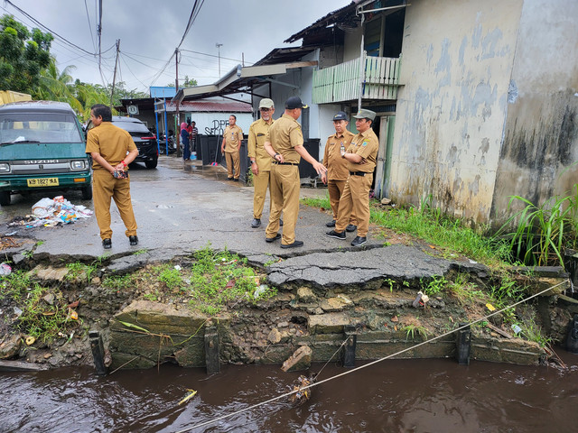 Wakil Wali Kota Pontianak Bahasan meninjau langsung drainase di sejumlah lokasi wilayah Pontianak Utara dan Timur. Foto: Prokopim Pemkot Pontianak/Hi!Pontianak