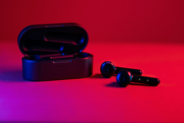 Earbud adalah jenis perangkat audio yang dirancang untuk digunakan di telinga. Secara sederhana. Foto: Earbud