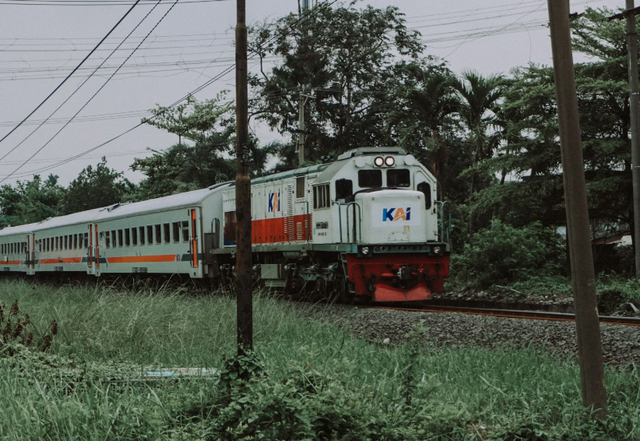 3 kereta ekonomi jakarta jogja. Foto Hanya Ilustrasi Bukan Tempat Sebenarnya. Sumber Foto: Unsplash/Muhammad Arief