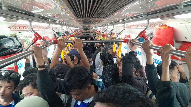 Suporter beramai-ramai naik KRL menuju Solo untuk mendukung PSIM Yogyakarta. Foto: Widi RH Pradana