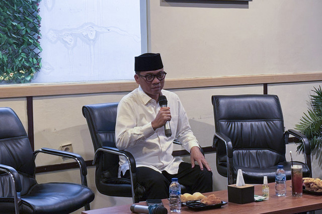 Menteri Desa dan Pembangunan Daerah Tertinggal (Mendes PDT), Yandri Susanto ditemui di Sadjoe Cafe, Tebet, Jakarta pada Rabu (26/2/2025). Foto: Abid Raihan/kumparan