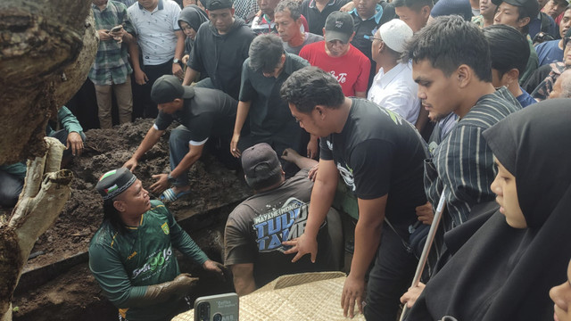 Suasana pemakaman Bejo Sugiantoro. Foto: Jefrie/mili.id