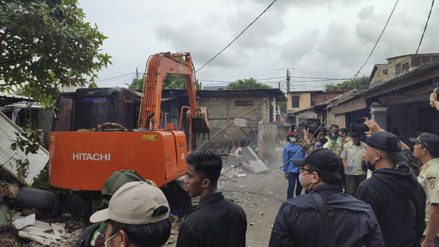 Momen saat rumah warga dibongkar di Jalan Satria I, Jelambar, Jakarta Barat, Rabu (26/2/2025). Foto: Rachmadi Rasyad/kumparan